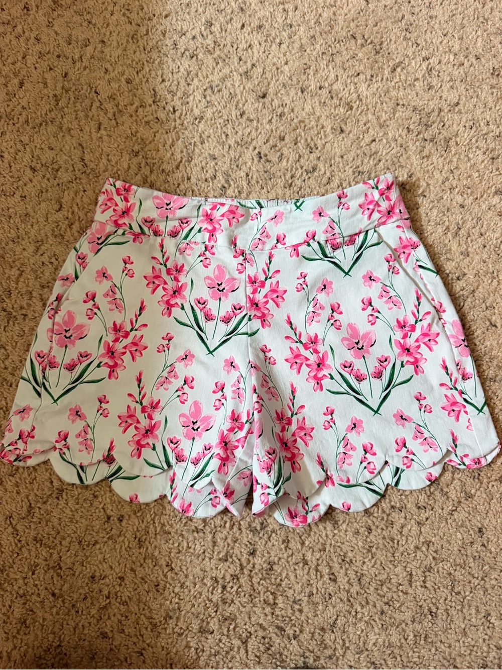 crown & ivy White Floral High-Waist Scalloped Shorts - Pink Flowers